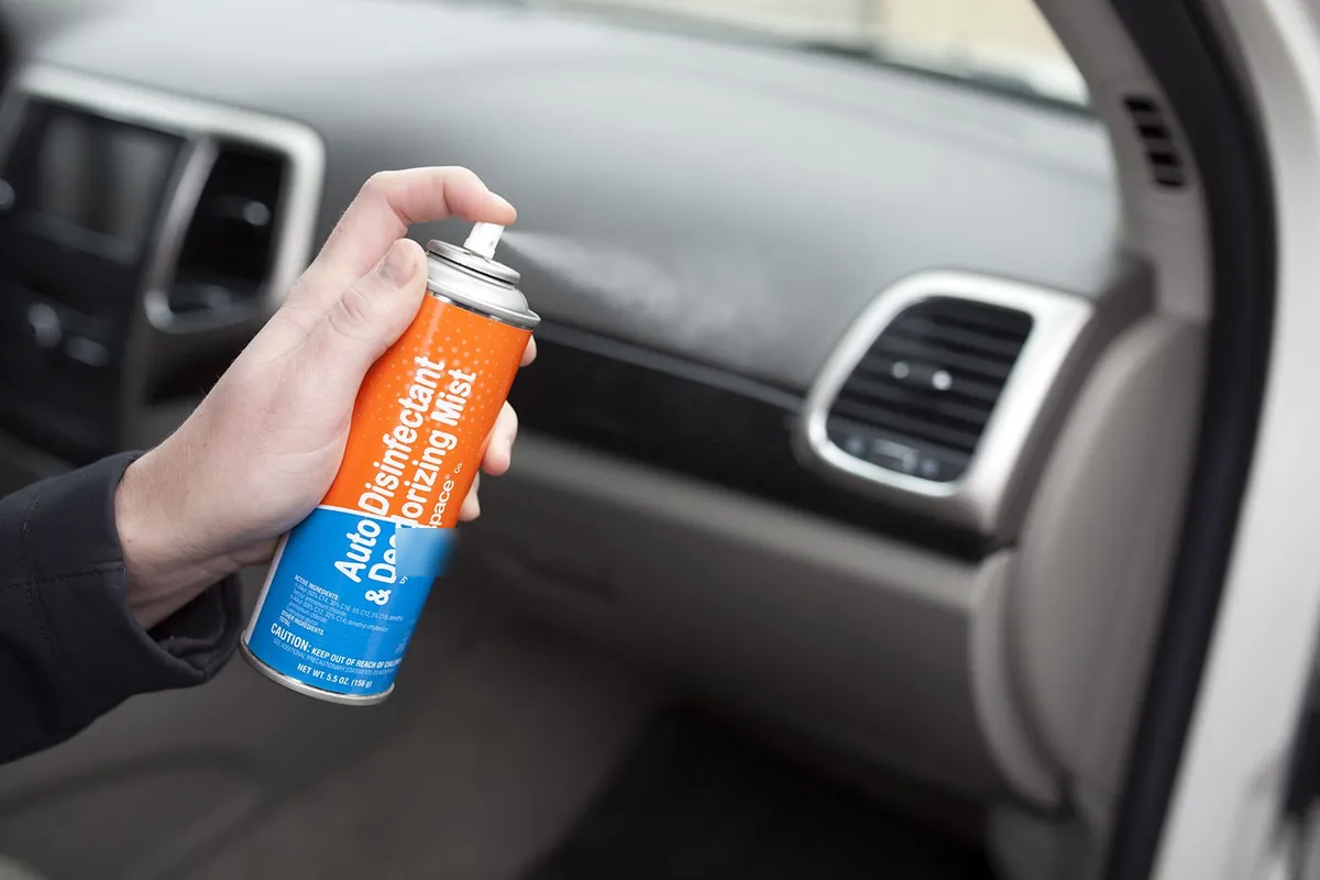 Aerosol limpiador aplicado en la ventila del tablero: lavado de autos a vapor en Cuauhtémoc