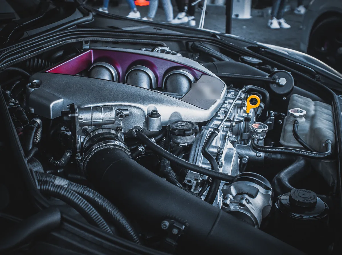 Compartimento de motor limpio tras el desengrasado