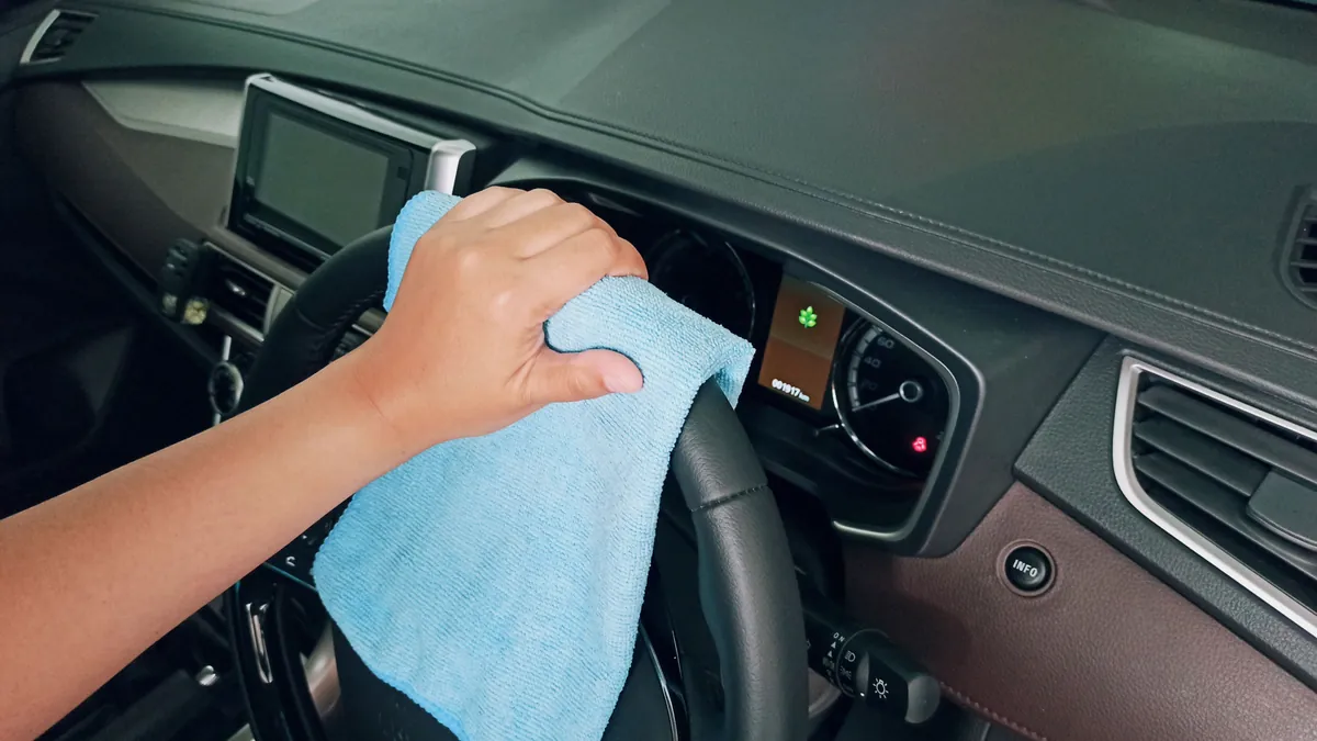 Limpieza de volante y pantalla del tablero con microfibra
