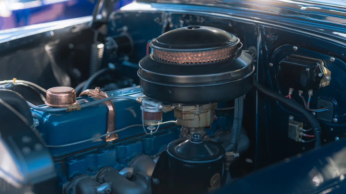 Motor clásico azul y cobre limpio y restaurado