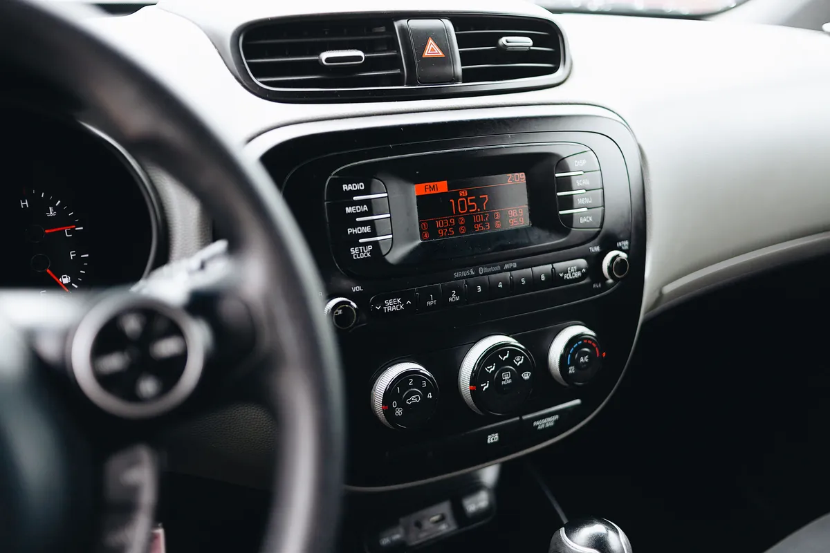 Tablero con controles de clima y radio limpios: lavado de autos a vapor en Azcapotzalco