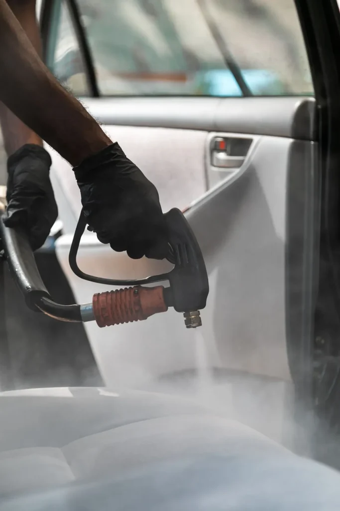 Vapor sobre la vestidura de una puerta, con guantes de trabajo